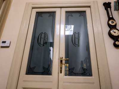 Varchiamo ora la porta bianca con un vetro satinato...